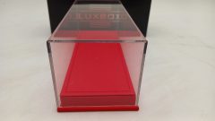 Teca in plexiglass con base in similpelle rossa per modelli 1/43, misure interne 15,8x6,3x4,8 cm altezza, MISURE ESTERNE COMPRESE DI BASE 16,5x7x6,5 cm altezza - foto 2