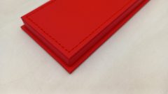 Teca in plexiglass con base in similpelle rossa per modelli 1/43, misure interne 15,8x6,3x4,8 cm altezza, MISURE ESTERNE COMPRESE DI BASE 16,5x7x6,5 cm altezza - foto 6