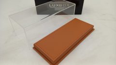 Teca in plexiglass con base in similpelle beige per modelli 1/43, misure interne 15,8x6,3x4,8 cm altezza, MISURE ESTERNE COMPRESE DI BASE 16,5x7x6,5 cm altezza - foto 3