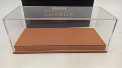 Teca in plexiglass con base in similpelle beige per modelli 1/43, misure interne 15,8x6,3x4,8 cm altezza, MISURE ESTERNE COMPRESE DI BASE 16,5x7x6,5 cm altezza - foto 5