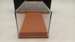 Teca in plexiglass con base in similpelle beige per modelli 1/43, misure interne 15,8x6,3x4,8 cm altezza, MISURE ESTERNE COMPRESE DI BASE 16,5x7x6,5 cm altezza - foto 4