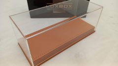 Teca in plexiglass con base in similpelle beige per modelli 1/43, misure interne 15,8x6,3x4,8 cm altezza, MISURE ESTERNE COMPRESE DI BASE 16,5x7x6,5 cm altezza - foto 2