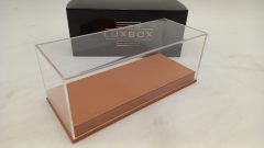 Teca in plexiglass con base in similpelle beige per modelli 1/43, misure interne 15,8x6,3x4,8 cm altezza, MISURE ESTERNE COM?