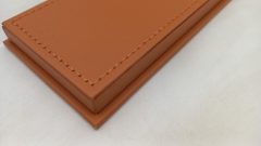 Teca in plexiglass con base in similpelle beige per modelli 1/43, misure interne 15,8x6,3x4,8 cm altezza, MISURE ESTERNE COMPRESE DI BASE 16,5x7x6,5 cm altezza - foto 6