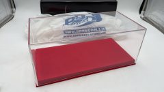 Vetrina teca BBR in plexiglass con base in alcantara Rossa e cucitura Rossa 1/18, Misure Esterne 328 x 168 x H135 mm - scala?