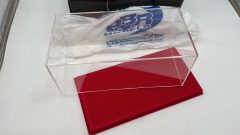 Vetrina teca BBR in plexiglass con base in alcantara Rossa e cucitura Rossa 1/18, Misure Esterne 328 x 168 x H135 mm - foto 3