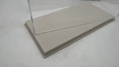 Vetrina teca BBR in plexiglass con base in alcantara beige e cucitura Bianca 1/18, Misure Esterne 328 x 168 x H135 mm - foto 3