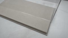 Vetrina teca BBR in plexiglass con base in alcantara beige e cucitura Bianca 1/18, Misure Esterne 328 x 168 x H135 mm - foto 2