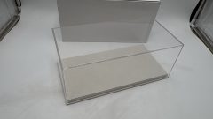 Vetrina teca BBR in plexiglass con base in alcantara beige e cucitura Bianca 1/18, Misure Esterne 328 x 168 x H135 mm - scal?