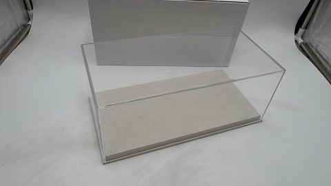 Vetrina teca BBR in plexiglass con base in alcantara beige e cucitura Bianca 1/18, Misure Esterne 328 x 168 x H135 mm