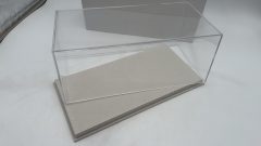 Vetrina teca BBR in plexiglass con base in alcantara beige e cucitura Bianca 1/18, Misure Esterne 328 x 168 x H135 mm - foto 4