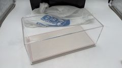 Vetrina teca BBR in plexiglass con base in alcantara beige e cucitura rossa, per modelli fino a 1/18, misure esterne 328 x 1?