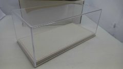 Vetrina teca BBR in plexiglass con base in alcantara beige e cucitura rossa, per modelli fino a 1/18, misure esterne 328 x 1?