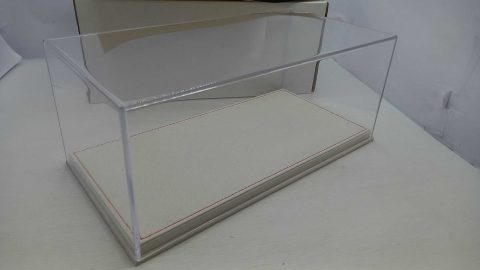 Vetrina teca BBR in plexiglass con base in alcantara beige e cucitura rossa, per modelli fino a 1/18, misure esterne 328 x 168 mm x H 135 mm
