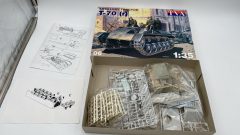 TVA T-70 (r) Artillery Tractor 1/35 kit di montaggio carro armato, scatola con leggeri segni di usura - scala 1:35