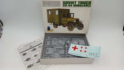 Ukraine SDS Soviet truck ZiS-44 ambulance 1/35, mezzo militare in kit di montaggio, confezione lievemente usurata