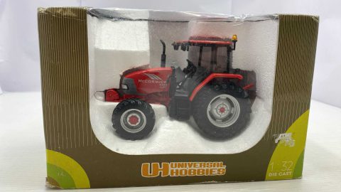 Universal Hobbies MC Cormick CX 95 1/32, scatola rovinata