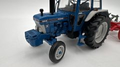 Universal Hobbies Trattore Ford TW-25 con Attrezzo agricolo posteriore 1/32, senza scatola originale - foto 5