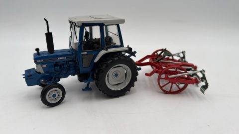 Universal Hobbies Trattore Ford TW-25 con Attrezzo agricolo posteriore 1/32, senza scatola originale