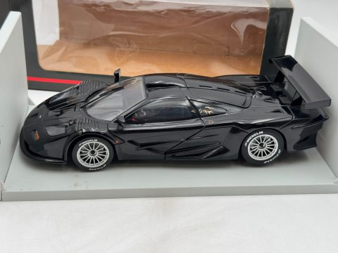UT Models McLaren F1 GTR Road Car 1997 1/18 Scatola Lievemente Usurata