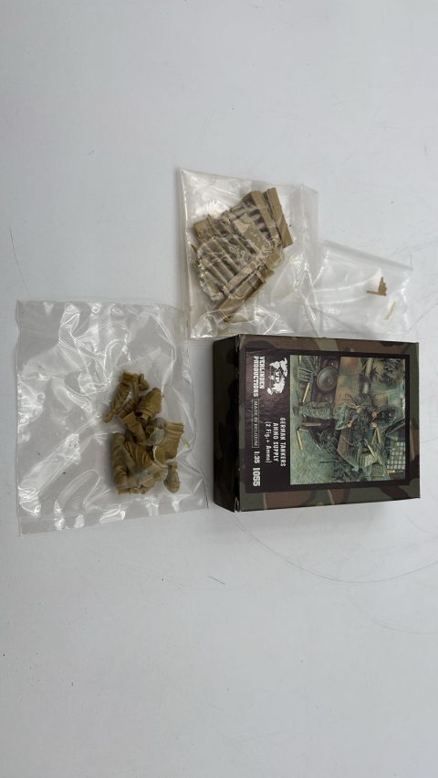 Verlinden German tankers ammo supply(2 figures and ammo) 1/35 kit di montaggio diorama e soldatini