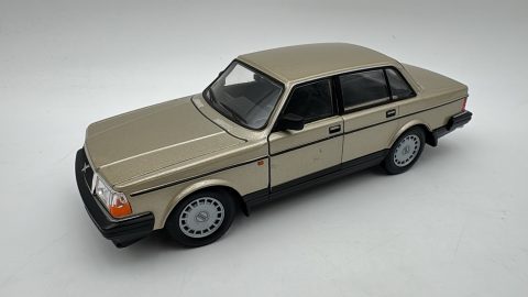 Welly Volvo 240 CL 1/24,  senza scatola originale