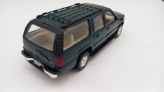 Welly Chevrolet Suburban 1/24, parabrezza crepato, qualche punto di fioritura vernice, senza scatola originale - foto 2