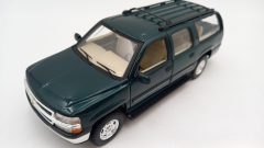 Welly Chevrolet Suburban 1/24, parabrezza crepato, qualche punto di fioritura vernice, senza scatola originale - scala 1:24
