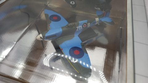 Yat Ming Spitfire 1/48, confezione lievemente usurata