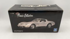 Autoart Chevrolet Corvette 1978 1/18 Scatola lievemente usurata - foto 7