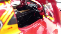 Bburago Ferrari 499P #50 24h Le Mans 2024 1/18, completo di teca - foto 7