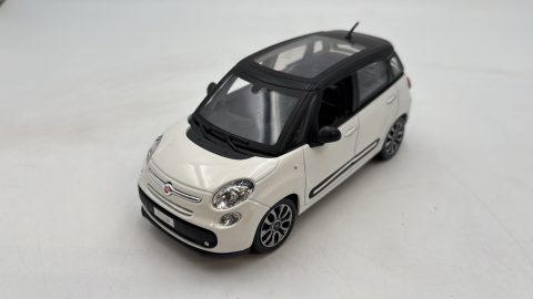 Bburago Fiat 500L 1/24 senza scatola originale