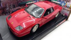 Hot Wheels Ferrari Testarossa F512 M 1994 1/18, scatola lievemente usurata - foto 2