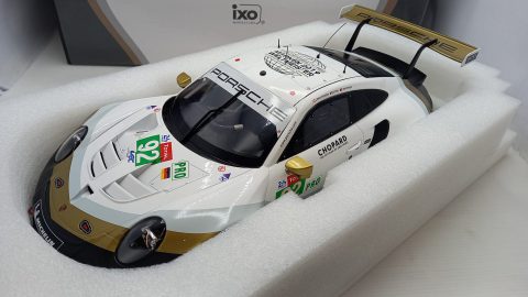 IXO Porsche 911 (991) RSR 24h Le Mans 2019 1/12, presenta un'imperfezione nella decals anteriore come mostrato in foto