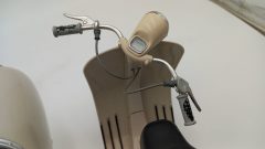 Maisto Vespa 150 VL1T con sidecar 1/6, manopole scolorite, ruota posteriore Vespa storta, senza scatola originale - foto 6