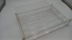 Vetrina/teca showcase in plexiglass per modelli 1/43, misure esterne 39x7x25 cm altezza, base appoggio modelli 36x6 cm, piani regolabili, impronte delle gomme sui ripiani, predisposta per essere appesa, segnata e da pulire - foto 3
