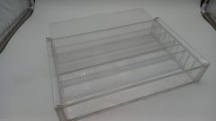 Vetrina/teca showcase in plexiglass per modelli 1/43, misure esterne 39x7x25 cm altezza, base appoggio modelli 36x6 cm, piani regolabili, impronte delle gomme sui ripiani, due piani crepati, predisposta per essere appesa, segnata e da pulire - foto 3