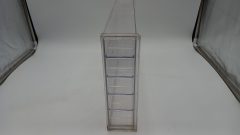 Vetrina/teca showcase in plexiglass per modelli 1/43, misure esterne 39x7x25 cm altezza, base appoggio modelli 36x6 cm, piani regolabili, impronte delle gomme sui ripiani, due piani crepati, predisposta per essere appesa, segnata e da pulire - foto 2