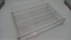 Vetrina/teca showcase in plexiglass per modelli 1/43, misure esterne 39x7x25 cm altezza, base appoggio modelli 36x6 cm, piani regolabili, impronte delle gomme sui ripiani, predisposta per essere appesa, segnata e da pulire - foto 3